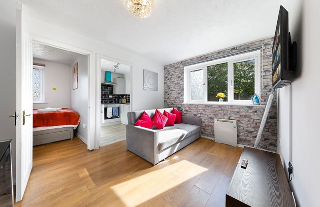 Stunning 1 Bedroom Apartment in Dagenham - Photo 12