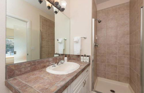 Luxurious 4BR Retreat - Pool Table & Chic Amenities - Photo 34