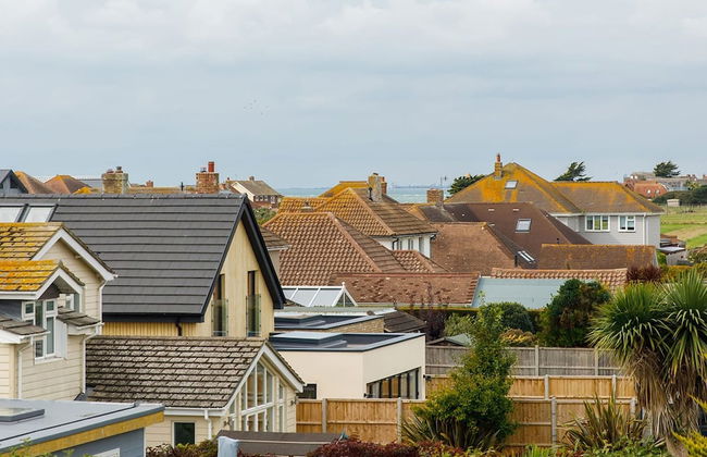 Bright Modern 4 br House 100 Metres From Beach - Photo 39