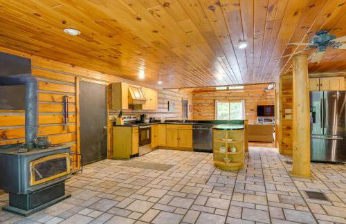 A-Frame Log Home with Game Room Near Lake George! - Foto 13