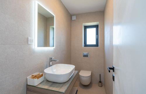 Green & Blue Five Bedroom Villa with Private Pool and Complete Privacy - Photo 20