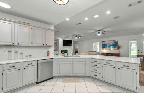 Boat House - Steps to Boat Ramp, Grill & 1 Mile to Beach - Foto 16