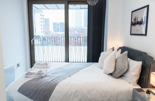 Luxury 2 Bed Apartment, with a balcony city & canal view in Manchester City Centre! - Foto 5