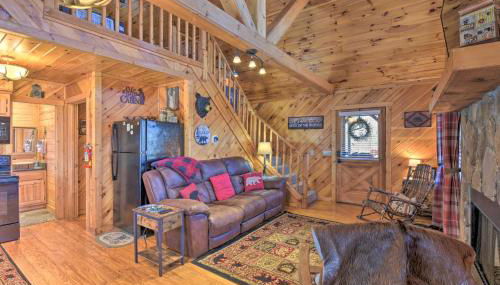 Helen Cabin with Deck and Hot Tub Less Than half Mi to Main St - Foto 5