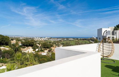 Serene hideaway, luxurious 2-bedroom penthouse apartment in the exclusive Paraíso Pueblo - Photo 35