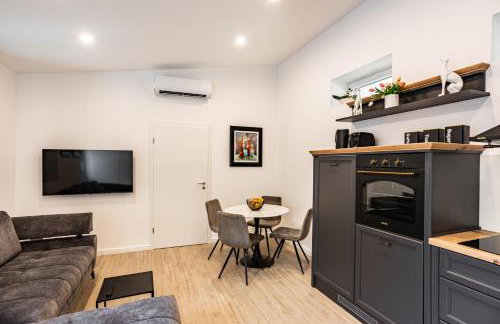 Luxury City Center House - Photo 15