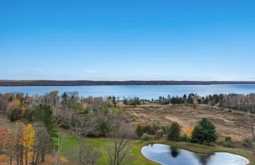 Spacious Hideaway in Torch Lake and Sunrise Views - Foto 16