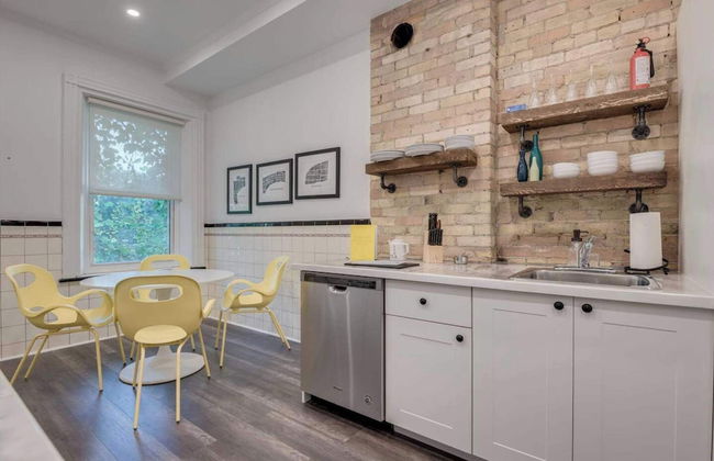 Casa Queen East Jaw Dropping 3BR Suite - Photo 10