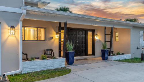 SAND CASTLE-Fun For Big Groups-Walk to Beach, Heated Pool, Lanai - Foto 3