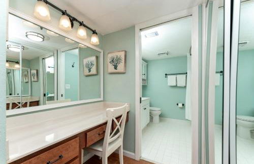 Beach views with top complex amenities and covered parking! - Foto 17