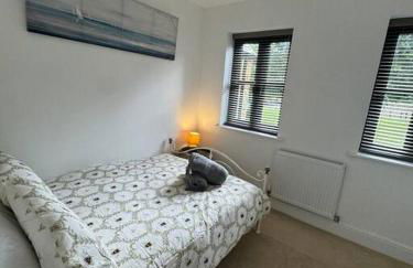 Church Court 2 Bed 55 Inch SKY TV Northampton Parking Contractor Accommodation - Photo 5