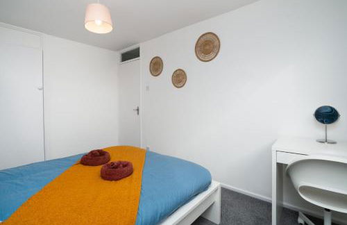 Spacious - 3 Bed - Free Parking - by Holiday Homes - Foto 20