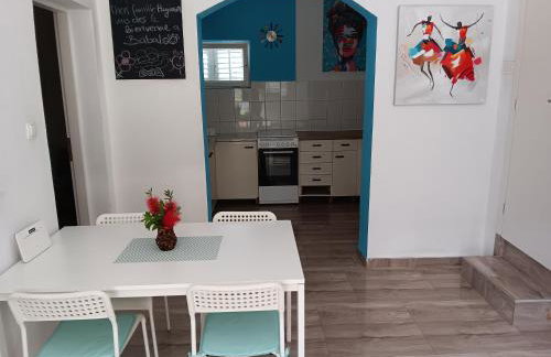 Babaloo Beach Apartments - Photo 1