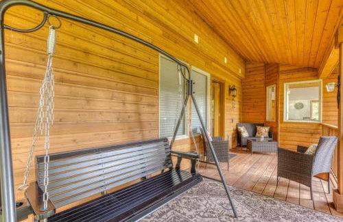 Iron Mountain - Spacious Secluded Lodge with Hot Tub & Game Room - Photo 36