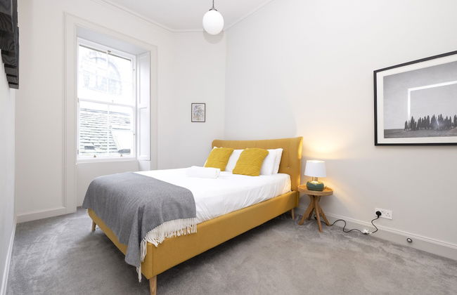 JOIVY Iconic Cockburn Street 4 Bedroom Apartment: Heart of Old Town - Foto 41