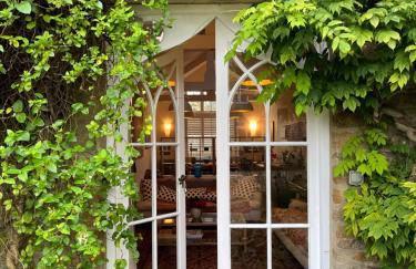 Charming Old Schoolroom - Photo 1