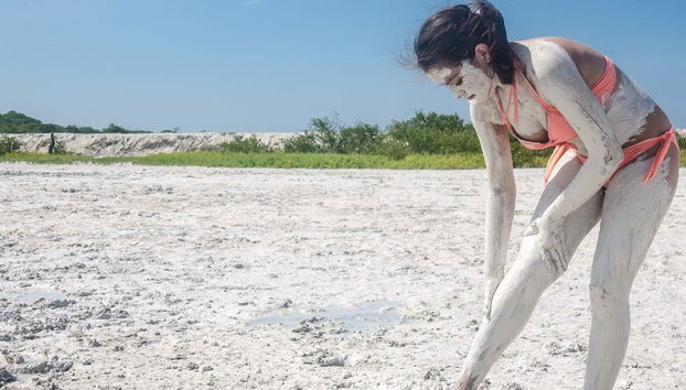 Une jeune fille pendant le bain d'argile