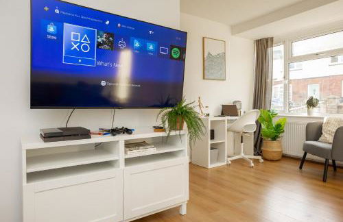 Doctors Lane- Modern 3 Bedroom Contractor Family House With Parking - Photo 10