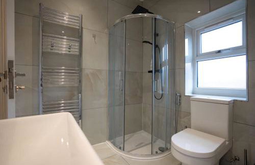 Luxury 6 Bed near city centre with Cinema Room & games room plus 5 bathrooms - Foto 35