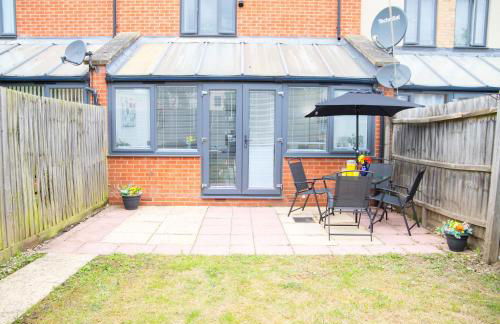 Lavish 4-Bedrooms with Modern Home Features - Guest 8 - Hi-Speed Wi-Fi - Luxury Garden - Private Ample Parking - Foto 6