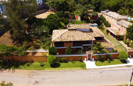 Belíssima Casa com extensa área externa - piscina, sauna, churrasqueira e campo de futebol - com 5 suítes e a 500 metros da Rua das Pedras - Foto 6