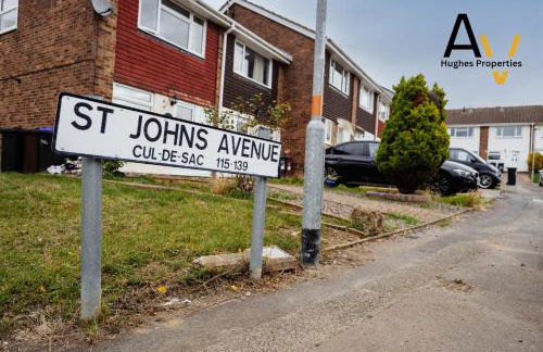 Northampton Pop Art House - Free Parking - Fast Wi Fi by AV Hughes Properties - Photo 35