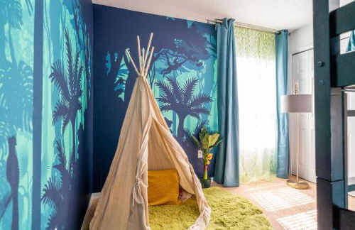 Stylish Villa Retreat with Pool - Photo 5