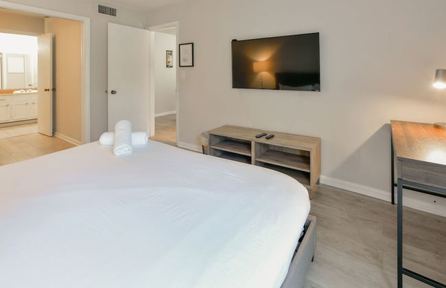 Artrageous on the river By RocketStay - Photo 24