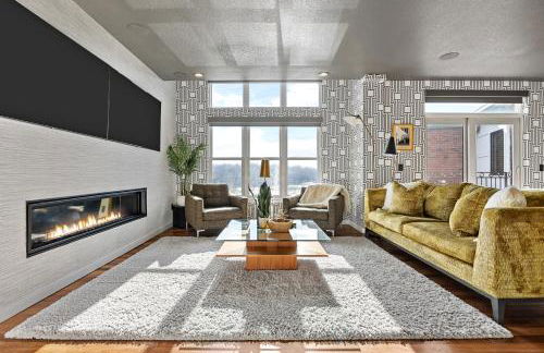 Iowa River Landing steps to Xtream Arena & Coralville Convention Center - Foto 1