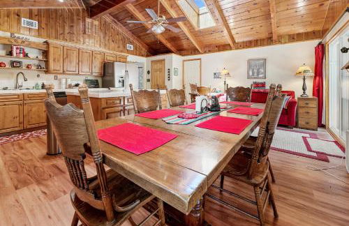 Catalina Retreat -Cozy mountain home in a tree filled neighborhood, plenty of games and a hot tub! - Foto 24