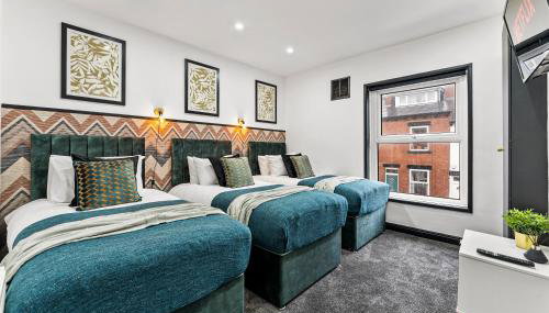 Designer 4 Bed House in Leeds - Sleeps 13 - Photo 3