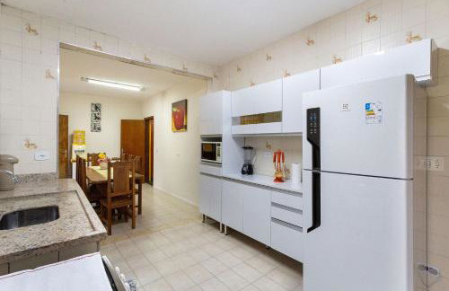 Piscina, jardim, área gourmet e vista arborizada - Foto 26