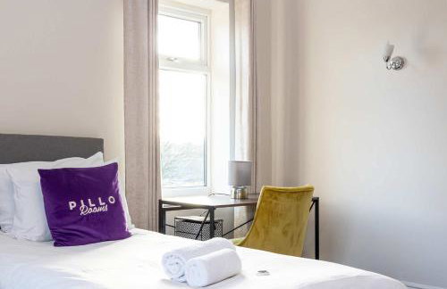 Detached House In Prestwich Sleeps 10 with Parking - Foto 21