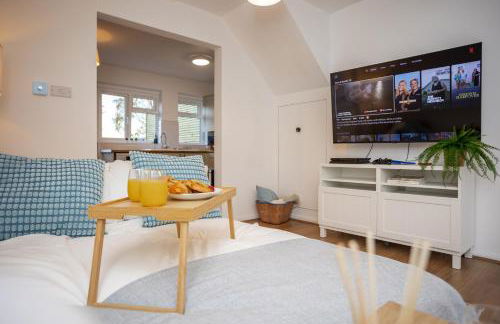 Doctors Lane- Modern 3 Bedroom Contractor Family House With Parking - Photo 22