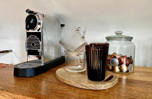 Cosy Hampshire Barn Getaway, Large garden alongside a stunning river - Fire Pit, BBQ, Outdoor seating - Country walks & Pubs - Foto 12