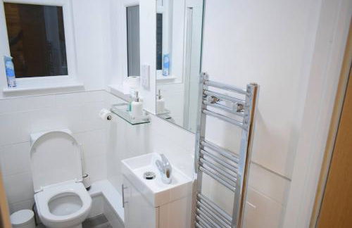 Charming 5 Bedroom Home in High Wycombe Perfect for Families - Foto 12