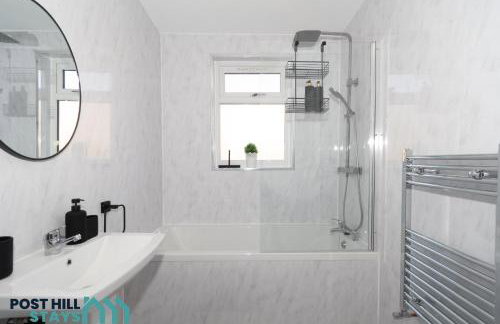 Large 4BR - Ideal Long Stays - Parking - Fast WiFi - Foto 16