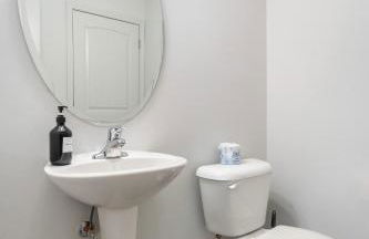 4BR Townhouse King Bed 2-Story Near NC State - Foto 30