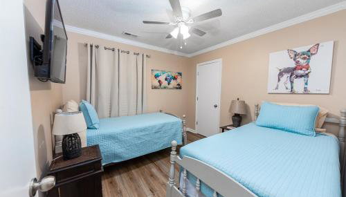 3-Bedroom Home with King Bed, Smart TVs & Fenced Yard - Foto 5