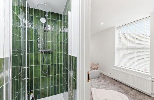 Unique 5 Bedroom 4 Bathroom House with Self-Contained-Studio - Excellent Location - Pool Table, Super-Fast Wifi, Smart TV and Self-Check-In by Yoko Property - Photo 43