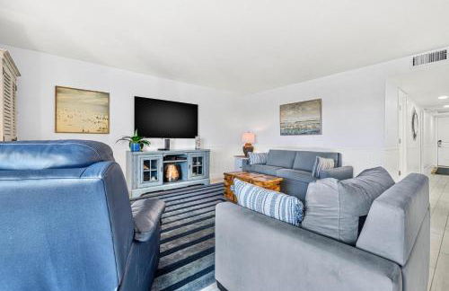 Escape to Beach Oasis! New Management! Updated Beachside Condo with Heated Pool! - Foto 3