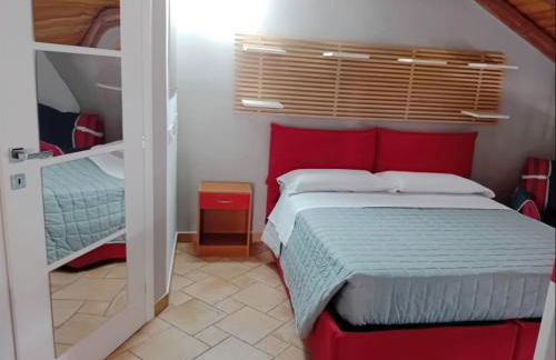 Casa Happy - La mansarda del sorriso con parcheggio privato a Valcorrente - Foto 9