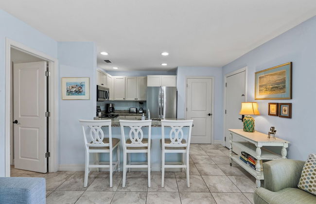Le Monaco - Romantic 1 BR Condo Steps from 5th Ave S. Chic Coastal Retreat with King Bed and Beach Access. Perfect Location for Couples Near Dining, Shopping, and Naples Beach - Photo 4