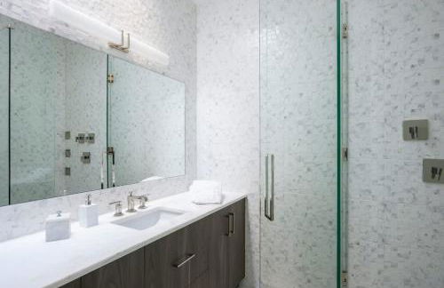 Luxury Gold Coast Penthouse with Deck & Views - Photo 17