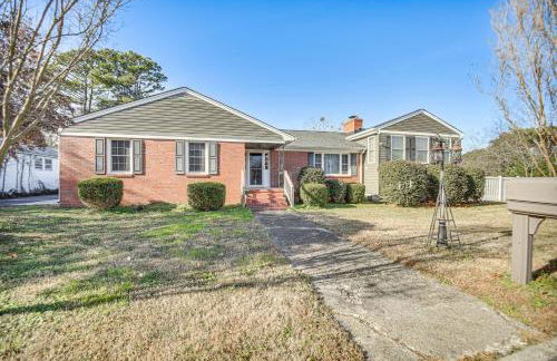 Waterfront Home with Dock and Yard in Hampton! - Foto 1