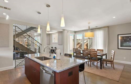 Downtown w Rooftop Deck 4 Bedrooms 3 Baths - Foto 29