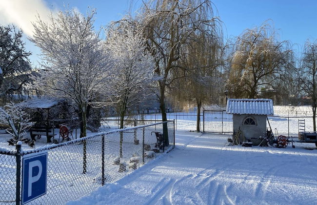 House Situated Peacefully on a Vast Green - Foto 34