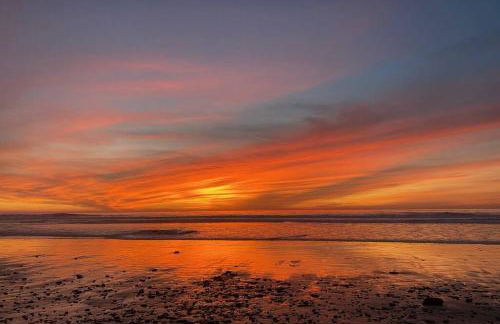 Beach Resort Home with Ocean Views Jacuzzi & Sauna! - Foto 25