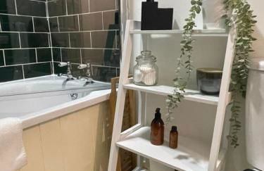 Hoole House- Bright and modern 2 bedroom house, close to Chester train station and the City Centre - Photo 11