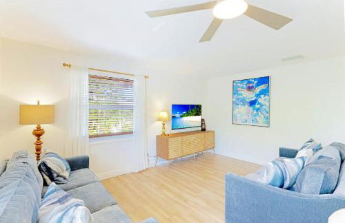 Newly remodeled 8-steps to sand path of Beach! Unit A - Foto 6